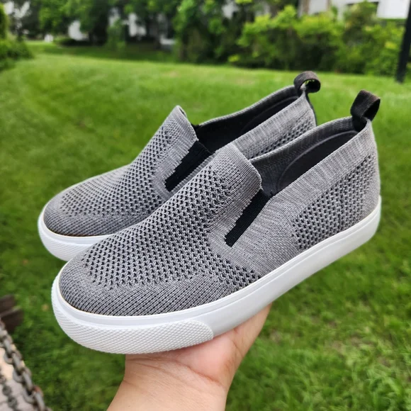 Old Navy Gap kids Boys Gray Slip-On Sneakers Soft knit Shoes Size 11 (4 years) - Picture 2 of 6